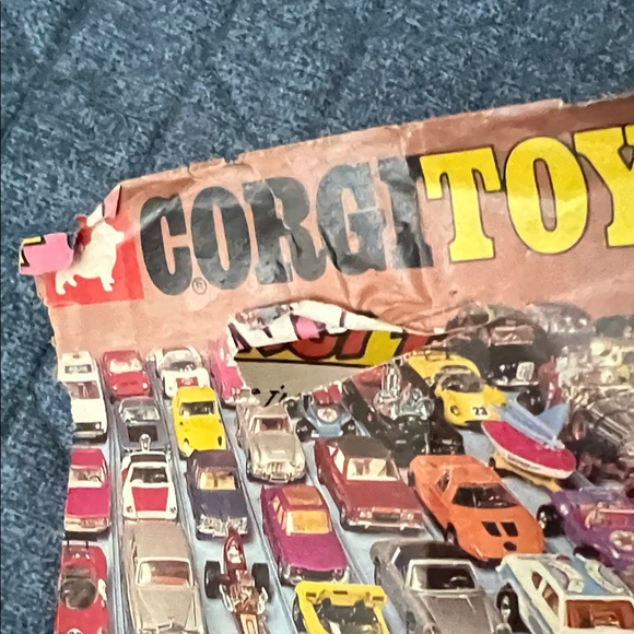 Matchbox vintage cars, Corgi toys and Matchbox vintage catalogs, Mattel tin pin - Picture 2 of 13